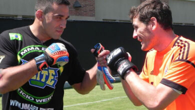 Photo of Iker Casillas cambia guantes con Fabricio Werdum