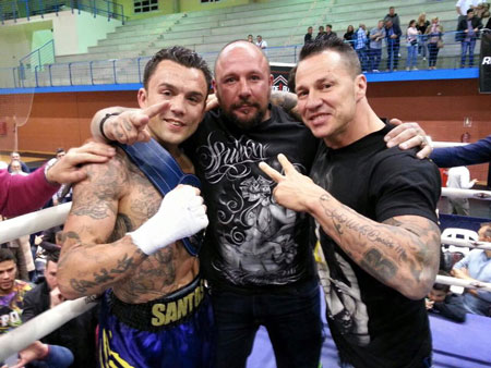 Roberto Santos con amigos celebrándolo