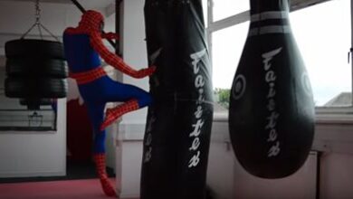 Photo of Spider-Man practica Muay Thai.
