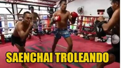 Photo of Saenchai Troleando a sus compañeros de entrenamiento
