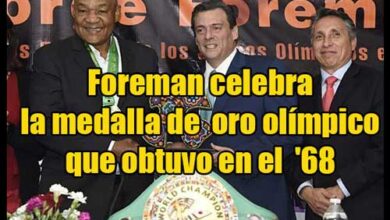 Photo of Foreman celebra la medalla de oro olímpico que obtuvo en el ’68
