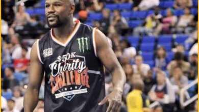 Photo of La Afición se burla de Floyd Mayweather tras caer durante un partido de baloncesto.